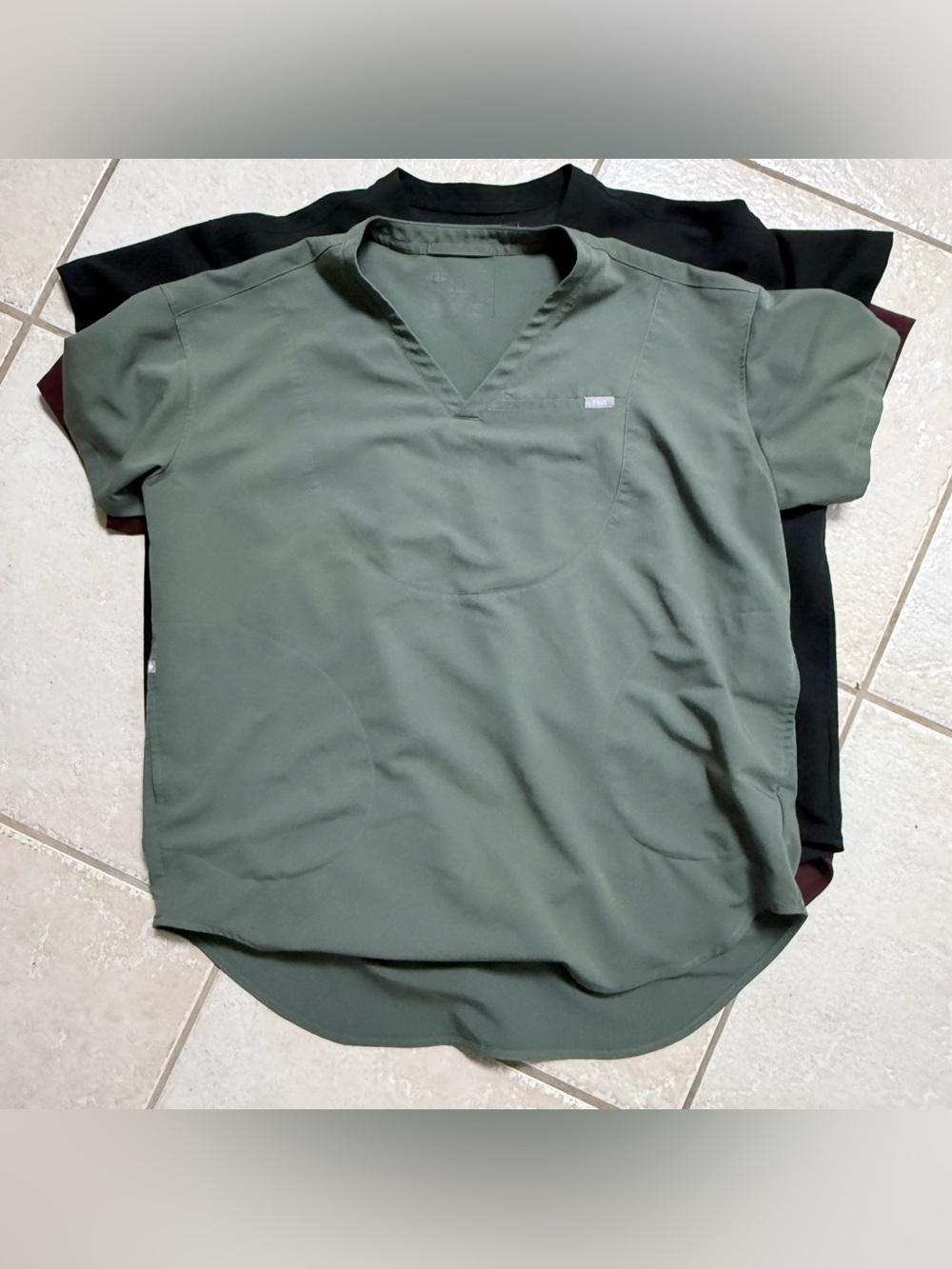 FIG’s Women's V-Neck Scrub Tops L/XL
Olive
Burgundy 
Black
